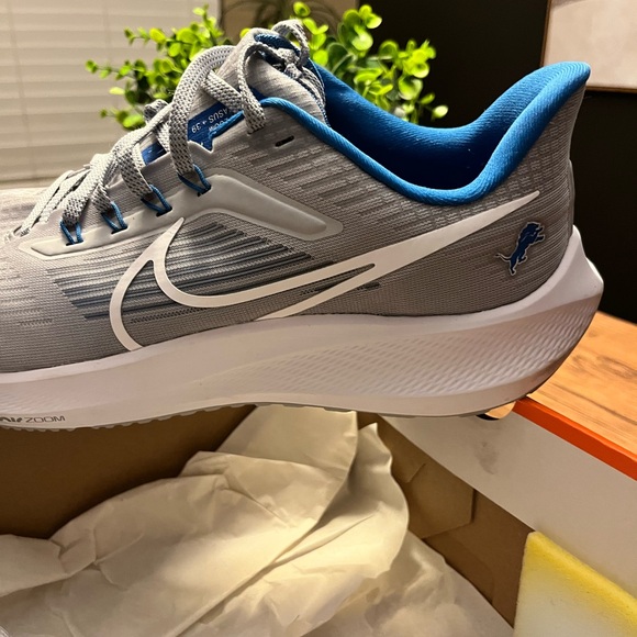 Nike Zoom Pegasus 39 Lions - Silver and White - Picture 2 of 10